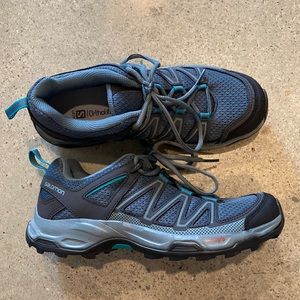 Like new Salomon Pathfinder Hiking Shoes for Ladies size 7.5